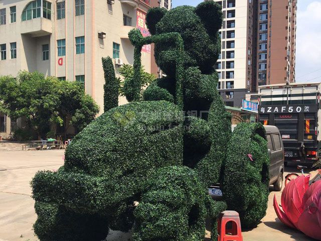 户外卡通挖土机绿雕植物雕塑